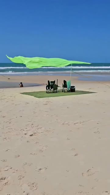 Tenda Brisamar verde na praia